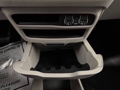 Used 2023 Chrysler Pacifica Touring-L FWD image 5