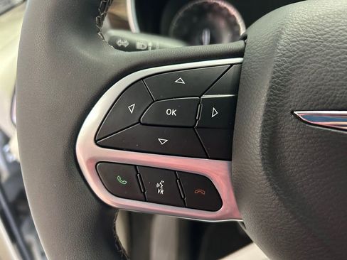 Used 2023 Chrysler Pacifica Limited image 13