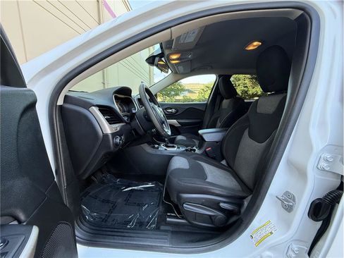 Used 2018 Jeep Cherokee Latitude AWD/4WD image 7