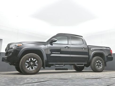 Used 2017 Toyota Tacoma TRD Off-Road w/ Premium & Technology Package image 30