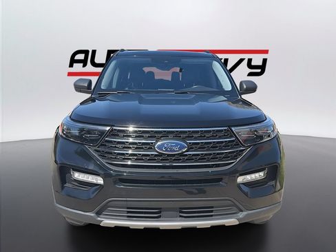 Used 2022 Ford Explorer XLT w/ Equipment Group 202A AWD/4WD image 2