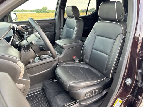Used 2023 Chevrolet Traverse Premier FWD image 11