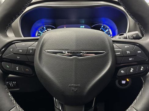 Used 2022 Chrysler Pacifica Limited w/ Uconnect Theater Family Group image 18