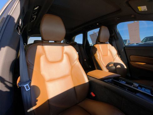 Used 2022 Volvo XC60 B5 Momentum image 18