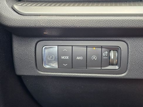 Used 2025 Chevrolet Traverse LT AWD/4WD image 23