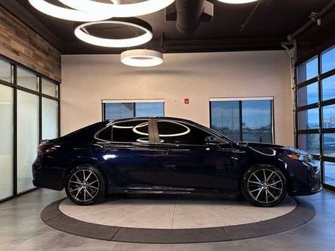Used 2022 Toyota Camry SE image 2