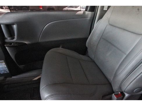 Used 2019 Toyota Sienna XLE w/ XLE Navigation Package FWD image 14