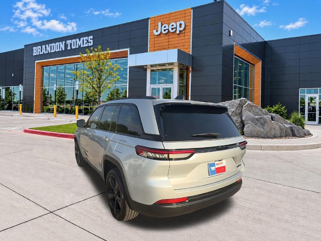 Used 2025 Jeep Grand Cherokee Limited w/ Black Appearance Package RWD image 3
