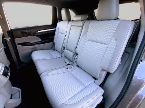 Used 2018 Toyota Highlander Plus FWD image 20