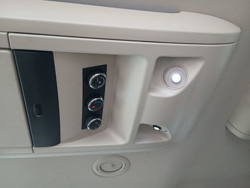 Used 2014 Chrysler Town & Country Touring-L w/ Driver Convenience Group image 15