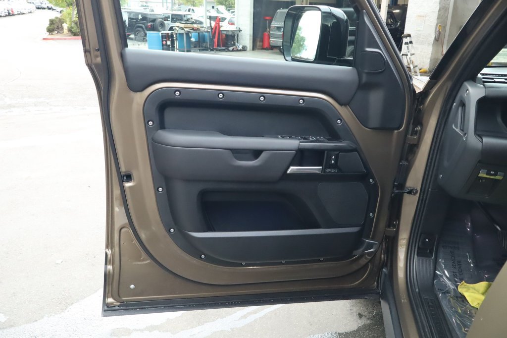 Used 2025 Land Rover Defender 110 X-Dynamic SE AWD/4WD image 18