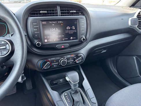 Used 2025 Kia Soul LX w/ LX Technology Package FWD image 17