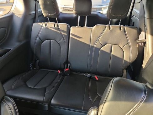 Used 2025 Chrysler Pacifica Select FWD image 13