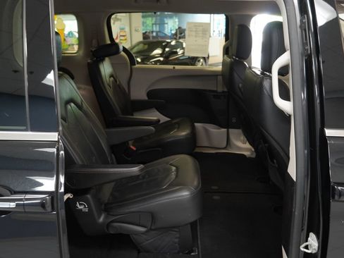 Used 2019 Chrysler Pacifica Touring-L FWD image 21
