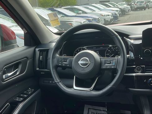 Used 2022 Nissan Pathfinder SL AWD/4WD image 25