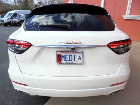 Used 2021 Maserati Levante AWD/4WD image 32