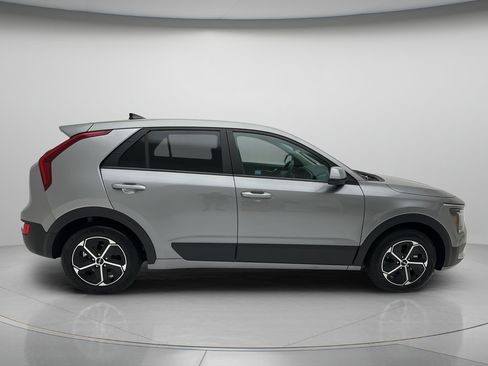 Used 2025 Kia Niro LX FWD image 6