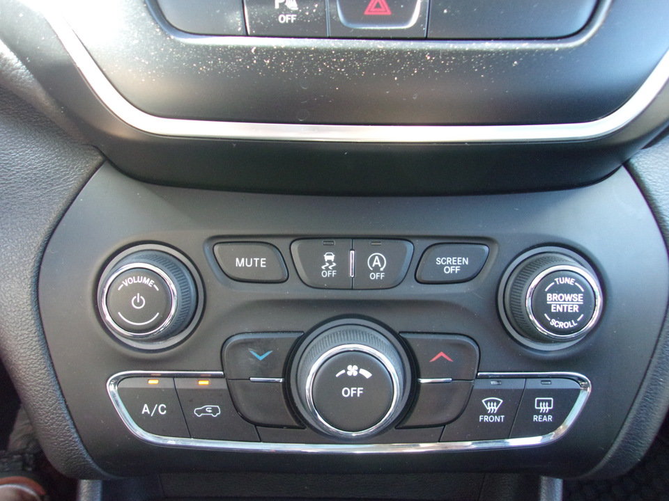 Used 2019 Jeep Cherokee Latitude Plus w/ Cold Weather Group AWD/4WD image 15