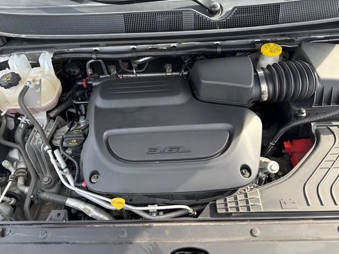Used 2024 Chrysler Pacifica Touring-L FWD image 31