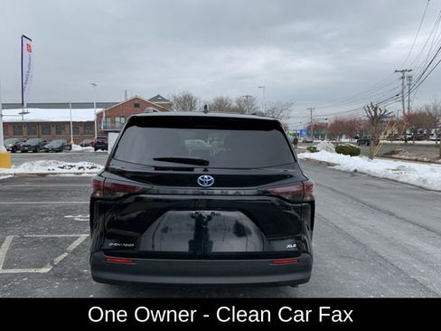 Used 2025 Toyota Sienna XLE image 8