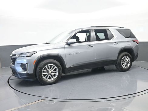 Used 2023 Chevrolet Traverse LT FWD image 2