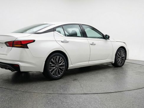 Used 2025 Nissan Altima 2.5 SV image 9