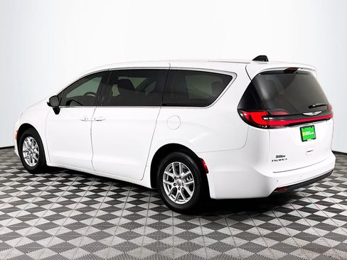 Used 2023 Chrysler Pacifica Touring-L image 6