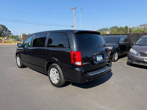 Used 2018 Dodge Grand Caravan SE FWD image 6