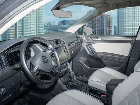 Used 2019 Volkswagen Tiguan SEL Premium w/ 3rd Row Seat Package image 16