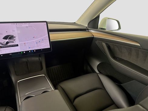 Used 2023 Tesla Model Y Long Range image 19