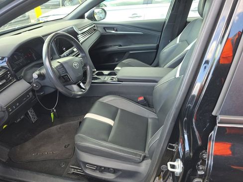 Used 2025 Toyota Camry SE FWD image 3