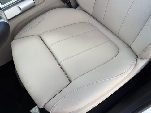 Used 2025 Mercedes-Benz GLB 250 4MATIC image 9