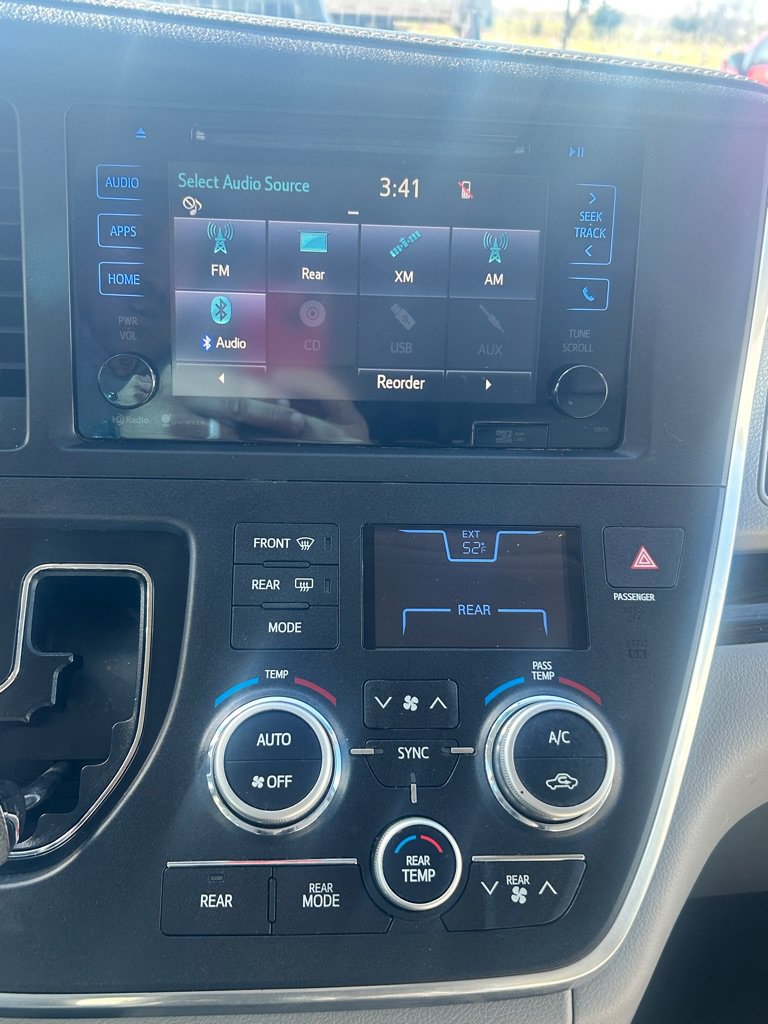 Used 2015 Toyota Sienna XLE Premium FWD image 24