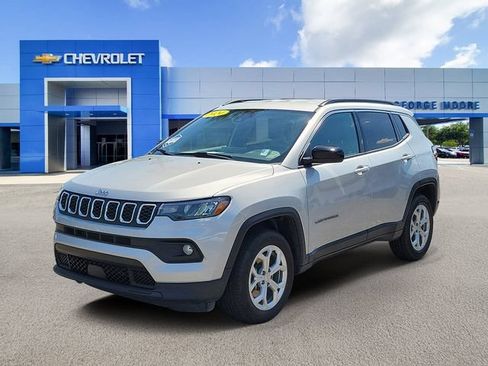 Used 2024 Jeep Compass Latitude AWD/4WD image 2