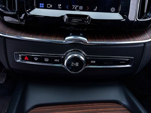 Used 2023 Volvo XC60 B6 Ultimate w/ Protection Package Premier image 27