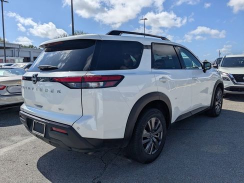 Used 2024 Nissan Pathfinder SV image 3
