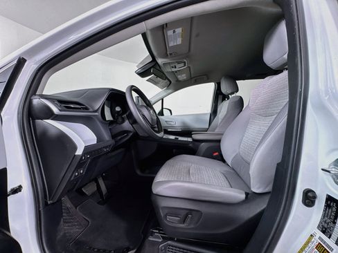 Certified 2025 Toyota Sienna LE FWD image 19