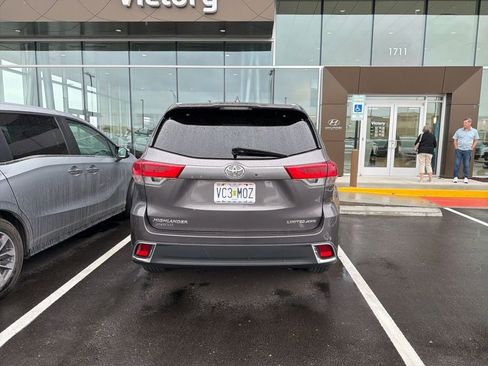 Used 2017 Toyota Highlander Limited Platinum AWD/4WD image 4