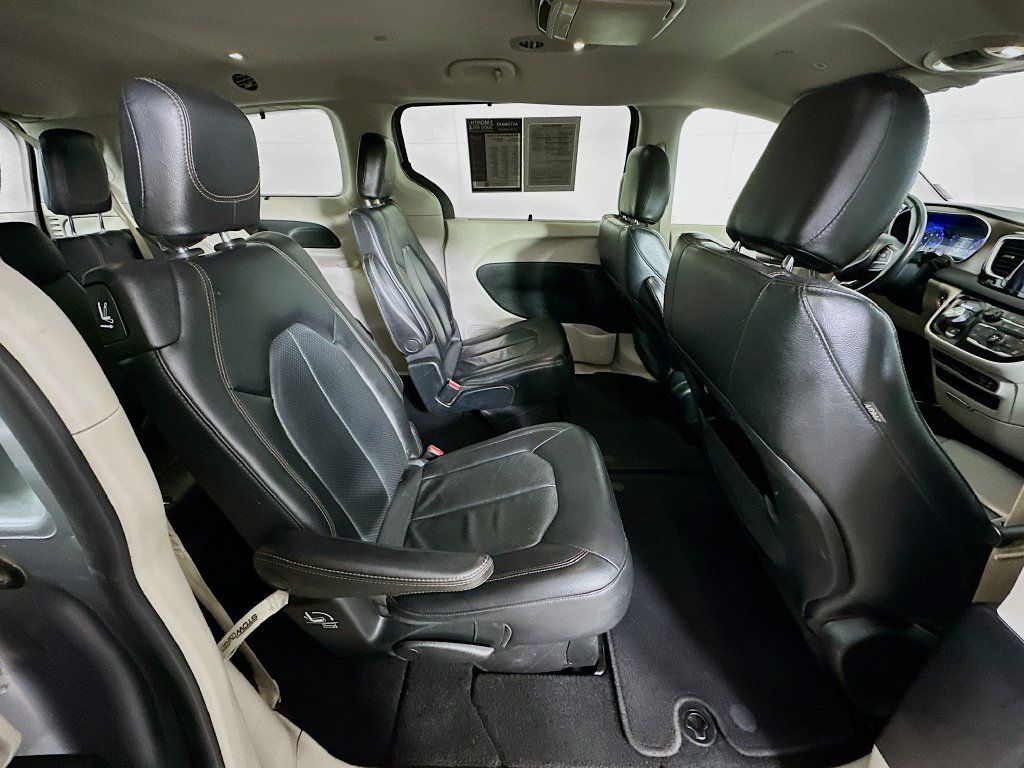 Used 2018 Chrysler Pacifica Touring-L w/ Premium Audio Group FWD image 12