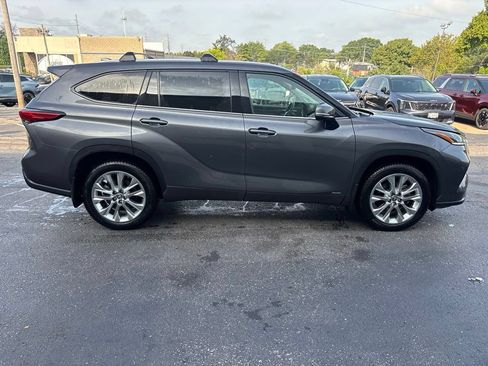 Used 2023 Toyota Highlander Limited AWD/4WD image 2