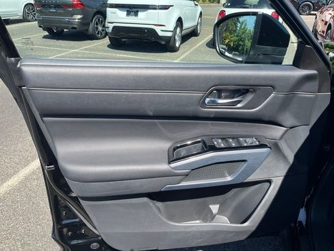 Used 2025 Nissan Pathfinder SL AWD/4WD image 11
