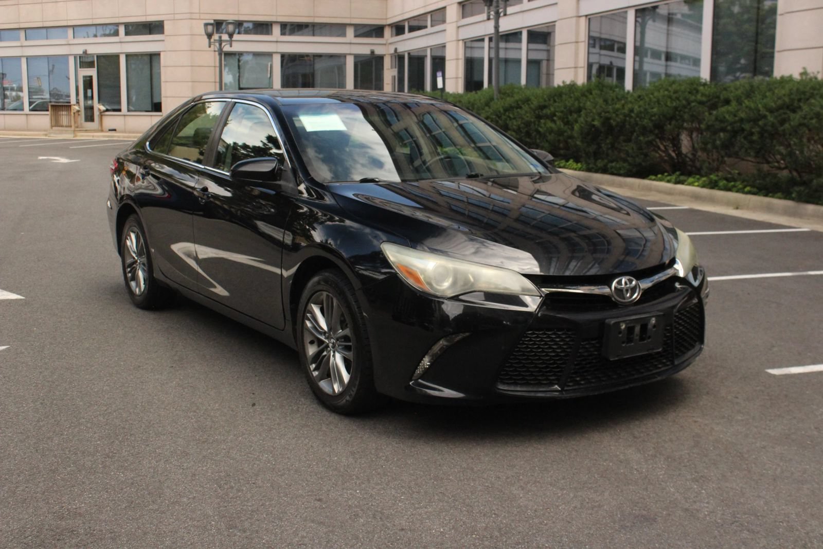 Used 2015 Toyota Camry SE FWD image 1