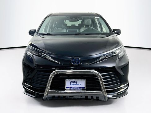 Used 2023 Toyota Sienna XLE FWD image 2