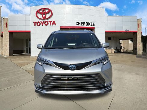 Used 2021 Toyota Sienna Platinum FWD image 2