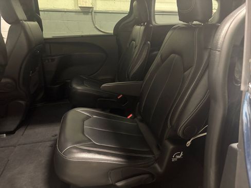 Used 2025 Chrysler Pacifica Select image 25
