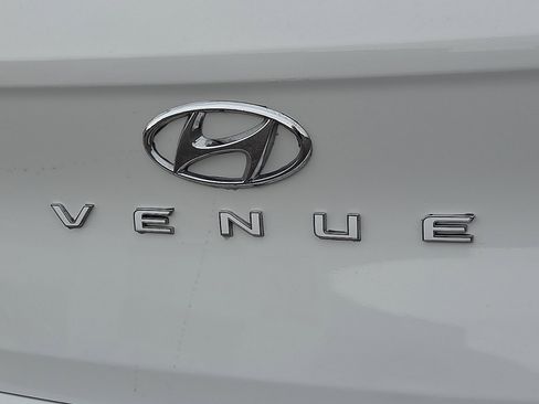 Used 2025 Hyundai Venue SEL FWD image 8