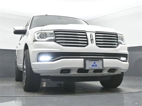 Used 2015 Lincoln Navigator Base image 30