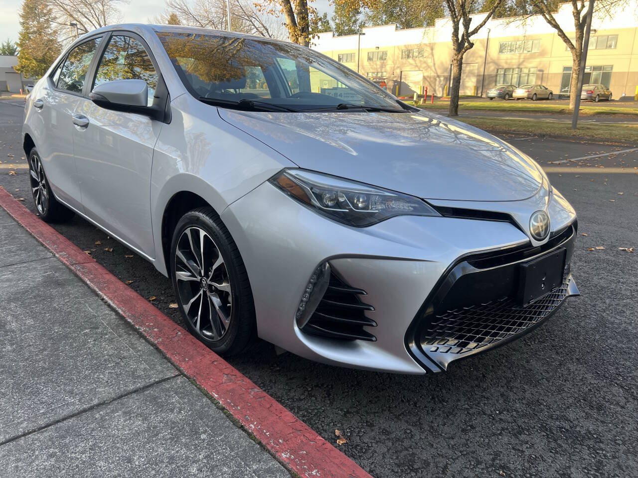 Used 2017 Toyota Corolla SE FWD image 2