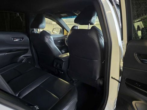 Used 2023 Toyota Venza XLE image 16