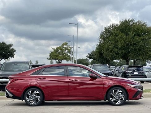 Used 2025 Hyundai Elantra Limited FWD image 3